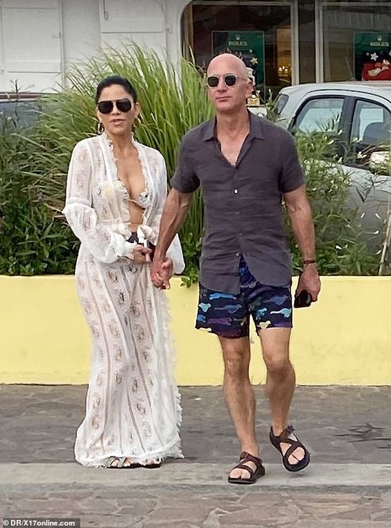 Jeff Bezos and Lauren Sanchez go on a dinner date in St Barth
The couple locked fingers as they walked down the promenade toward the restaurant. Sanchez donned a leopard-print midi dress as Bezos opted for a white and burgundy chinos.
#networth #money #finance #savings #investing
