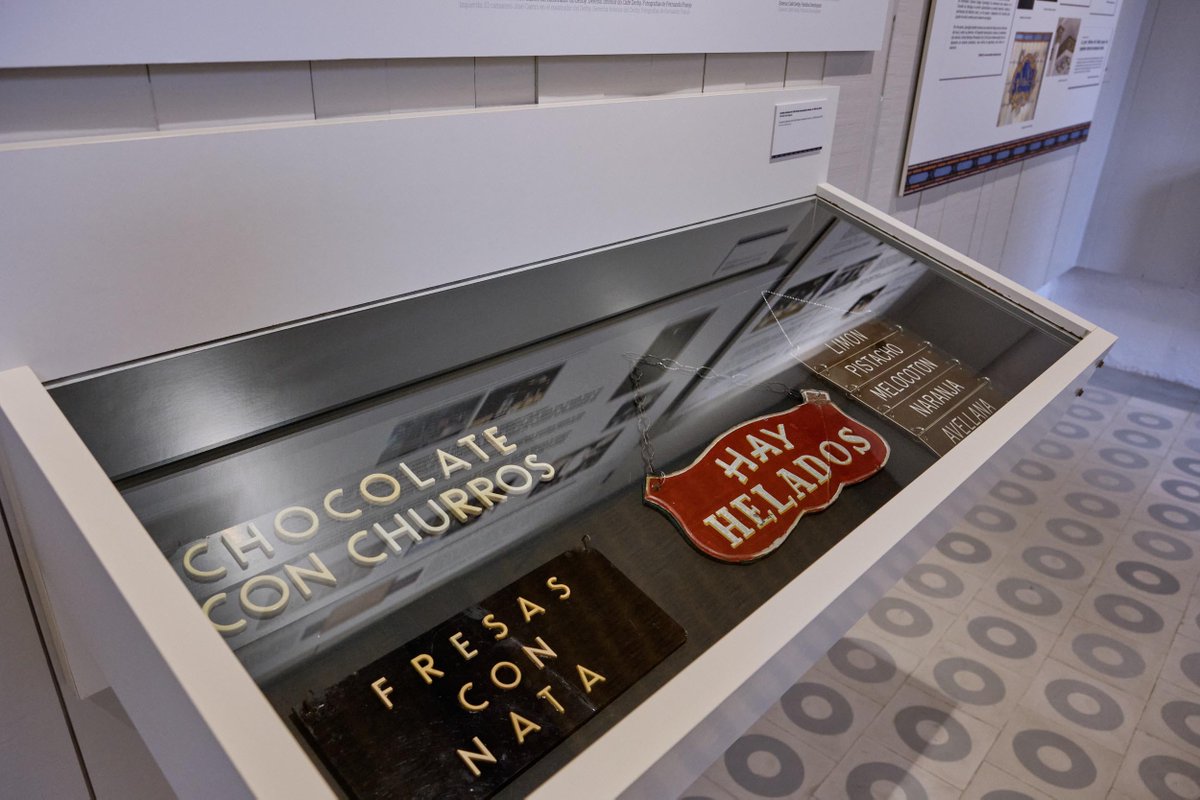 #Santiago recupera as "Memorias do Café Derby" nunha exposición que percorre a súa historia entre 1919 e 1920. A Casa do Cabido amosa imaxes inéditas e unha recreación do espazo orixinal, frecuentado entre outros por Valle-Inclán, Seoane, Maside, Carvalho Calero ou Castelao