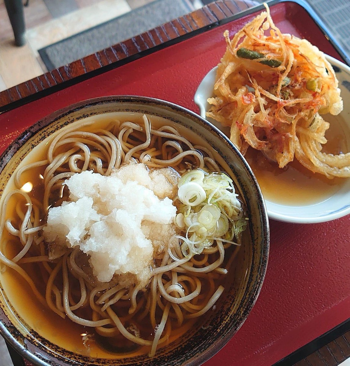 gen_soba's tweet photo. あの人も食べていた、、
「おろし蕎麦」
かき揚げトッピング

#煉獄 #飲み過ぎた翌朝は
#立ち喰い蕎麦絃 https://t.co/8ljNpu0xAt