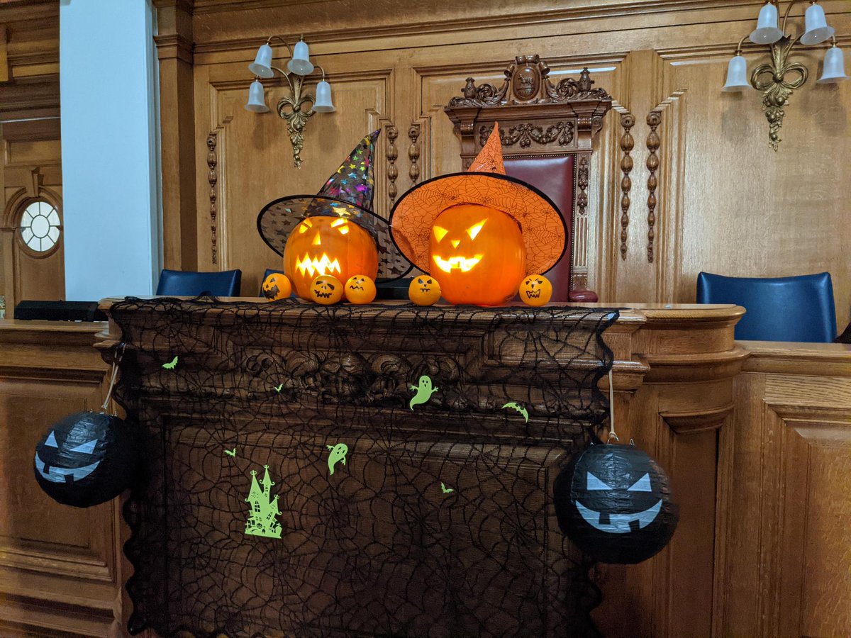 LBLDemocracy's tweet image. 🎃🕯️ The Pumpkins of Democracy and their orange friends wish you a safe and enjoyable All Hallows' Eve from the Council Chamber 🕯️🎃
#HappyHalloween #Halloween #RememberToVote