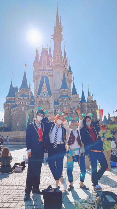 ツイステ / #Dハロ仮装2021

10/28
同じカチューシャつけたカリムくんとジャミルくんに遭遇!🧞‍♂️✨
一緒に写メ撮ってもらったー!🥳💖

ケイト♦️女将
トレイ♣️まひろ 