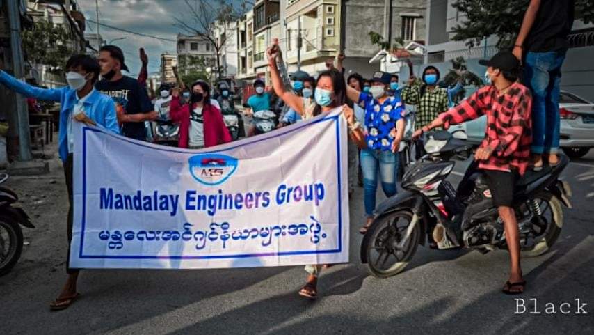 LeeDam_3's tweet photo. The Mandalay Engineer Group took to the streets to protest against the military regime despite the military council's curfew and blockade.
#WarCrimesOfJunta
#Oct29Coup  
#WhatsHappeningInMyanmar https://t.co/aYt8X7ZXuC