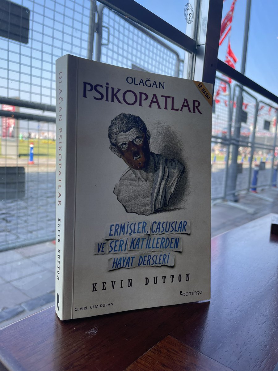 pinarca_laflar's tweet photo. Konu iş olunca bir “fonksiyonel psikopat” olduğumu bildirmek isterim. @domingoKITAP ‘ın  tedirgin edici ama fazlasıyla da eğlenceli kitabı #olağanpsikopatlar tavsiyemdir. Ps: yazarın babası da bir psikopat #nowreading #neokuyorum #kevindutton #domingoyayınevi #KitapTavsiyem https://t.co/FJ24GYDutH