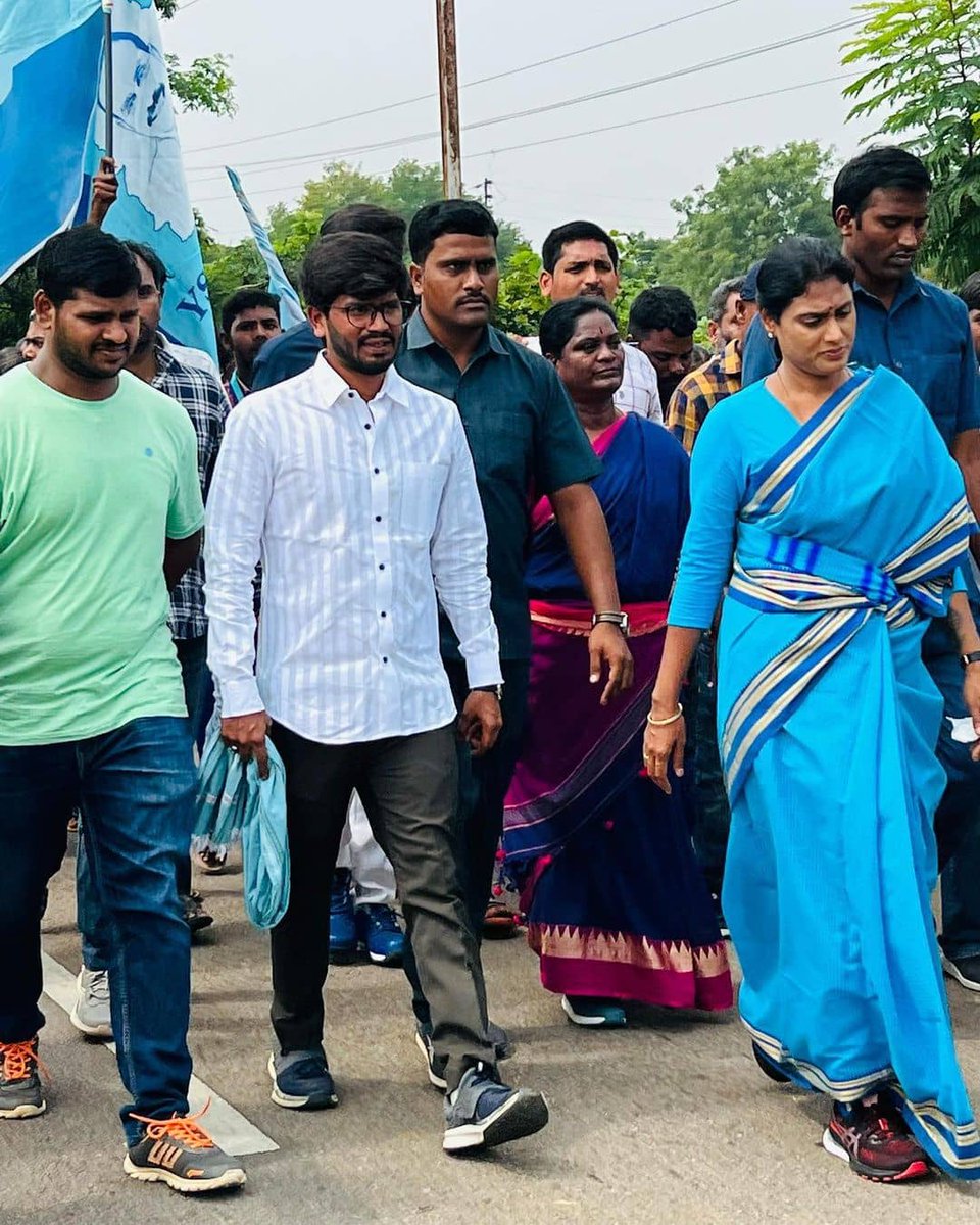 YsrSharmila's tweet photo. Praja prasthanam padyatra 10th day...
@realyssharmila @asyed31 https://t.co/Y34JM3IbBr