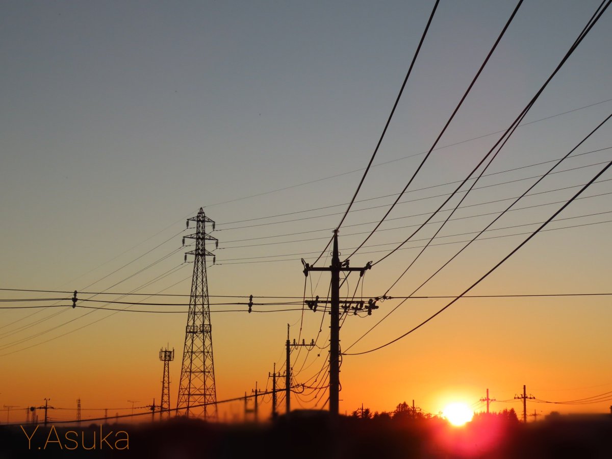 yumeasutw's tweet photo. 穏やかな夕空🌇
お疲れ様です🏁
吹き荒れた🌬️北風が止み
クリアな #夕空 を橙色に染めながら沈み行く #夕陽 🌇
#日光連山 もほんのり橙色
⛰️🟧⛰️🟧⛰️🟧
南西には #宵の明星 がキラリ💫
#空の名前
#天気の図鑑 #雲友
#マジックアワー
#薄明
#sunset
#夕焼け #鉄塔 #電柱 #電線
#a2021 #a1029 #a202110 https://t.co/wHZKOrV4wc