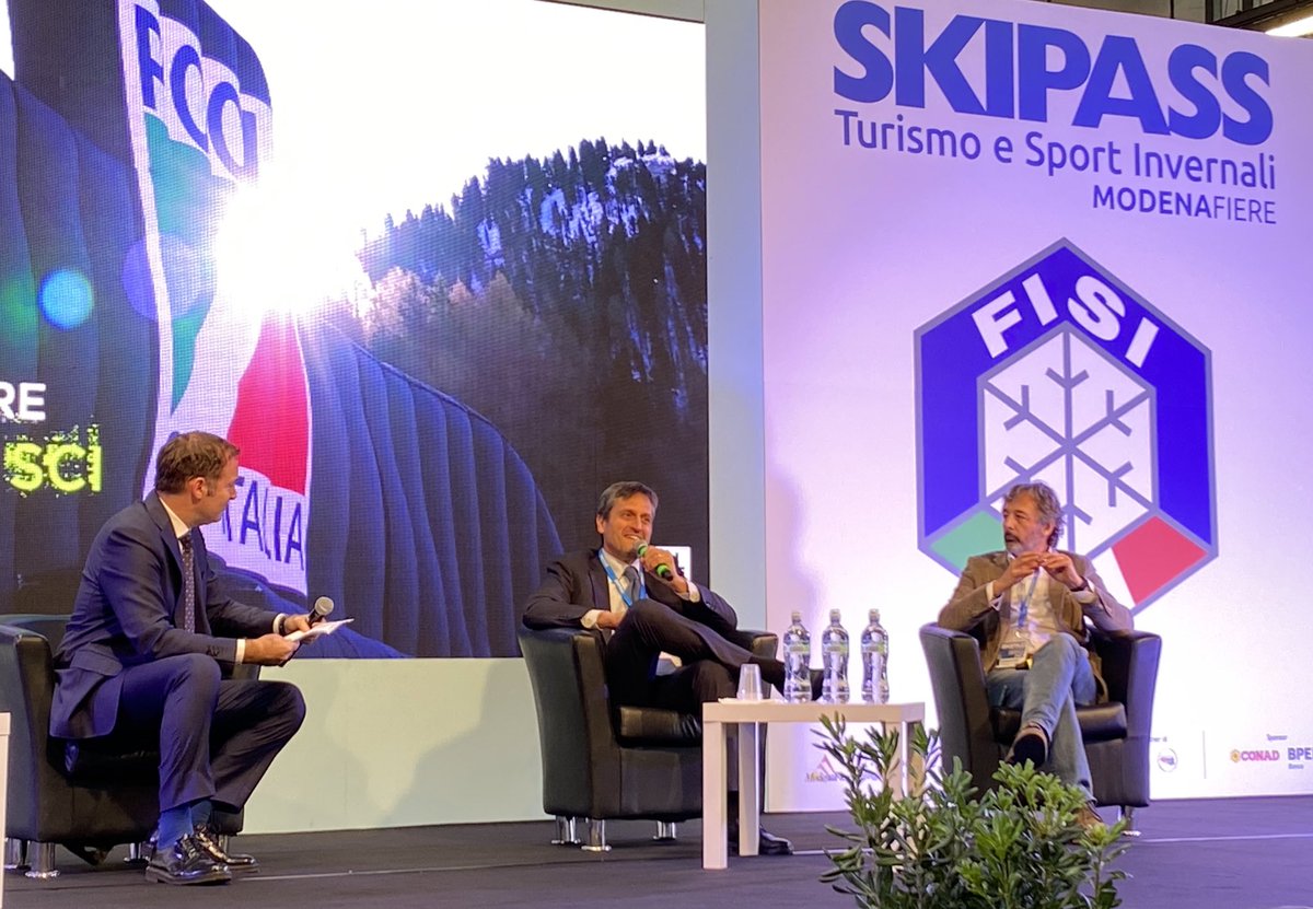 LaRagione_eu's tweet photo. Sul palco insieme a @fulviogiuliani Marco Momoli, Direttore generale di @Modenafiere, e il Presidente di @PoolSciItalia Corrado Macciò, per parlare della ripartenza di @skipassmodena e del mondo sciistico.
#snowmustgoon #skipassmodena https://t.co/DTLcsQYRmp