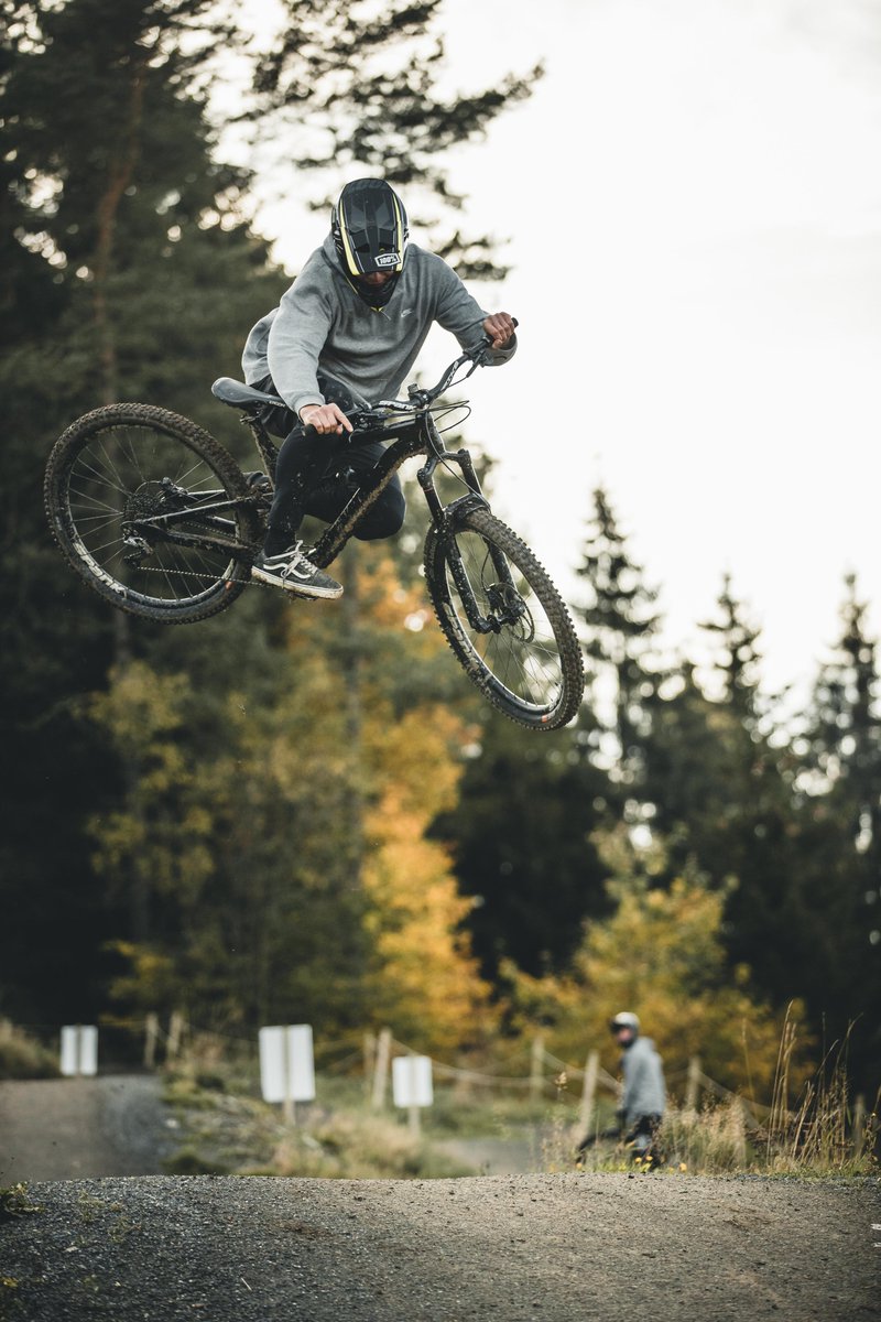 MTBZone_Willing's tweet photo. Freie Fahrt ins super lange Wochenende: Nach dem Sturm vor gut einer Woche sind nun alle Strecken wieder offen. Das Shape Team in Abstimmung mit dem Forst nun alles frei und sicher gemacht. 🔥🚵
#mtbzone #mtb #mtbzonewillingen #bikepark #bikeparkwillingen #willingen #endofseason https://t.co/2XKUhCMEnj