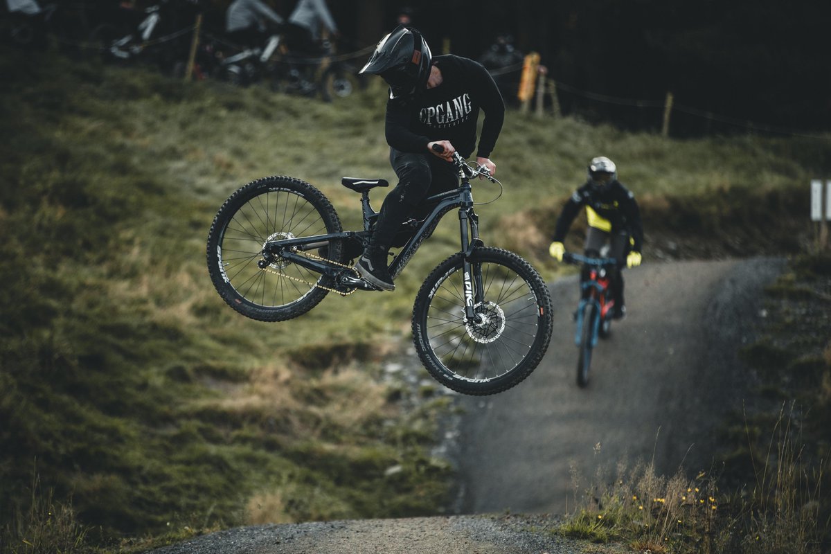 MTBZone_Willing's tweet photo. Freie Fahrt ins super lange Wochenende: Nach dem Sturm vor gut einer Woche sind nun alle Strecken wieder offen. Das Shape Team in Abstimmung mit dem Forst nun alles frei und sicher gemacht. 🔥🚵
#mtbzone #mtb #mtbzonewillingen #bikepark #bikeparkwillingen #willingen #endofseason https://t.co/2XKUhCMEnj