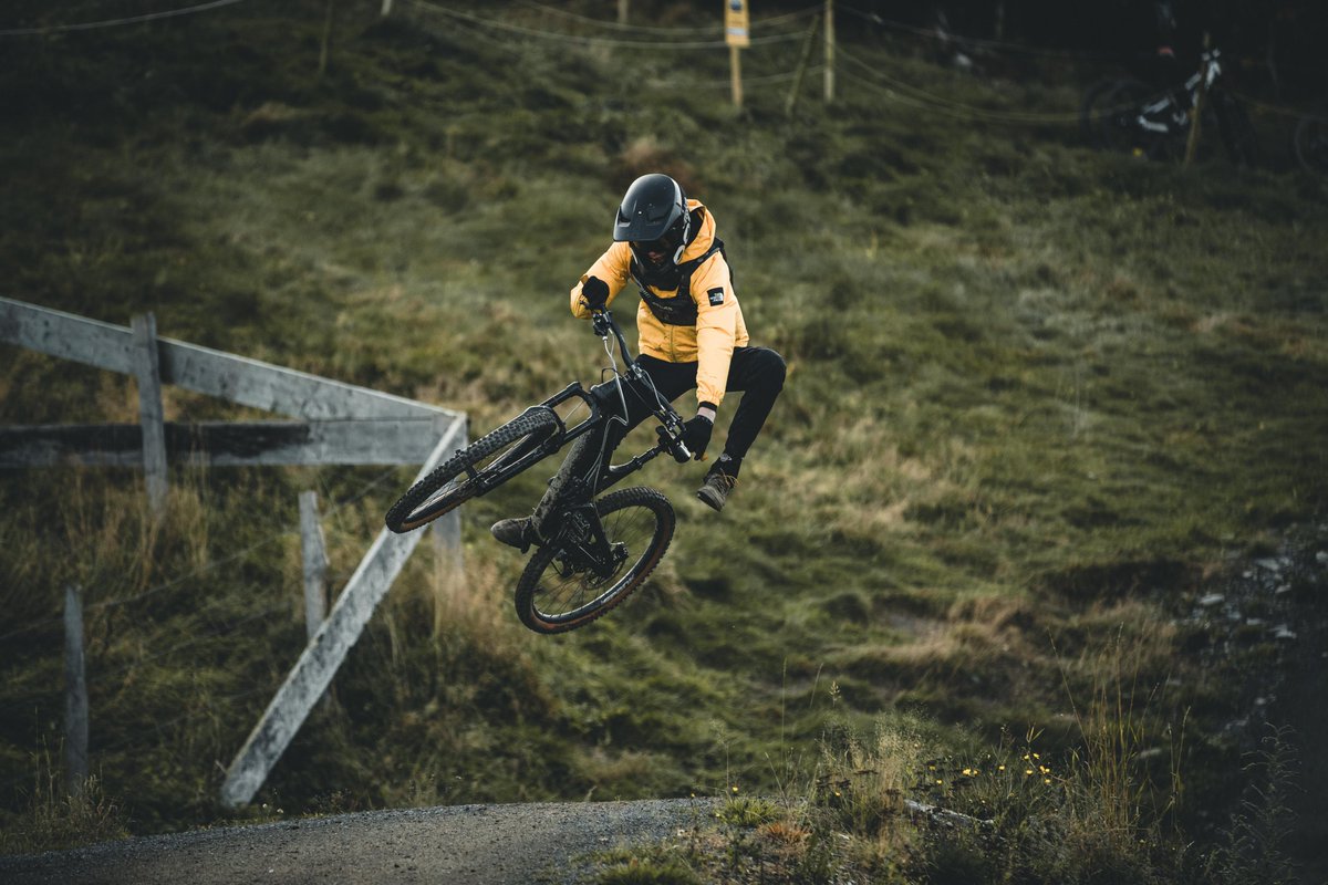 MTBZone_Willing's tweet photo. Freie Fahrt ins super lange Wochenende: Nach dem Sturm vor gut einer Woche sind nun alle Strecken wieder offen. Das Shape Team in Abstimmung mit dem Forst nun alles frei und sicher gemacht. 🔥🚵
#mtbzone #mtb #mtbzonewillingen #bikepark #bikeparkwillingen #willingen #endofseason https://t.co/2XKUhCMEnj