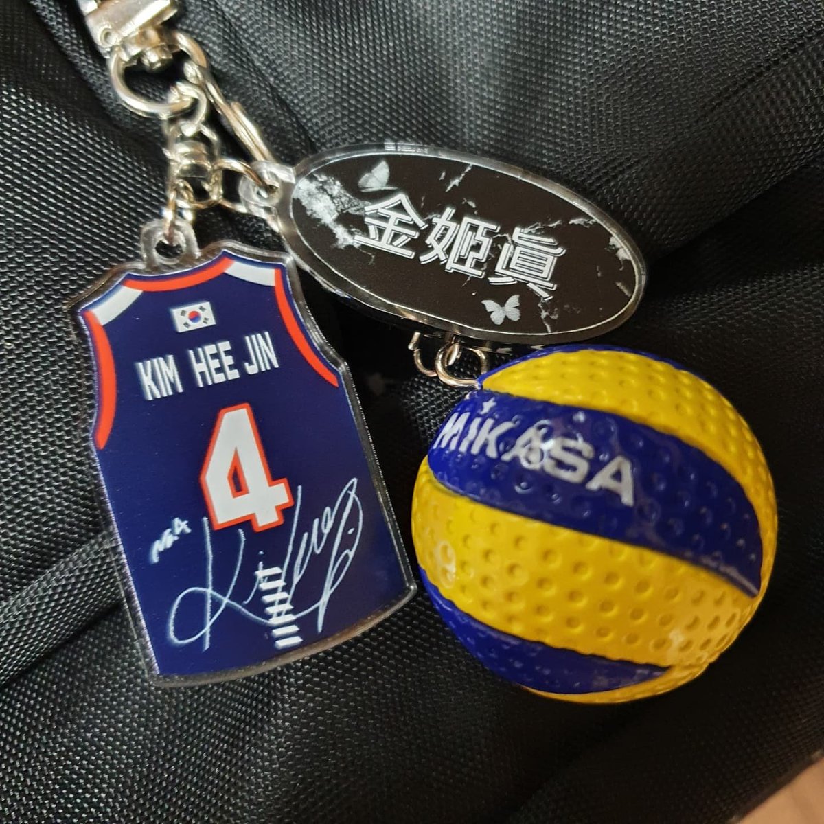 loo_badboy's tweet photo. 친구가 선물해준 공인구 키링 🏐 현생 때문에 도안 못 만들고 있어서 뭐라도 올리기 (자랑하기) https://t.co/TdSvezYFPd