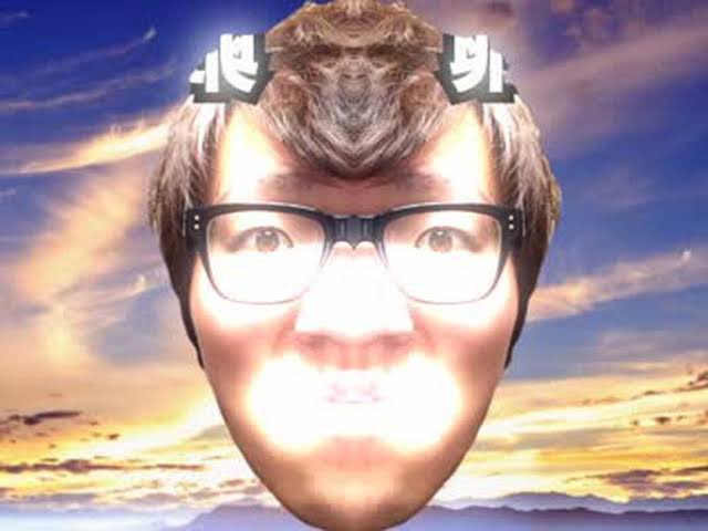 HIKAKINのサムネ、初代卵ではなくヒカマニの卵寄りのデザインで笑う