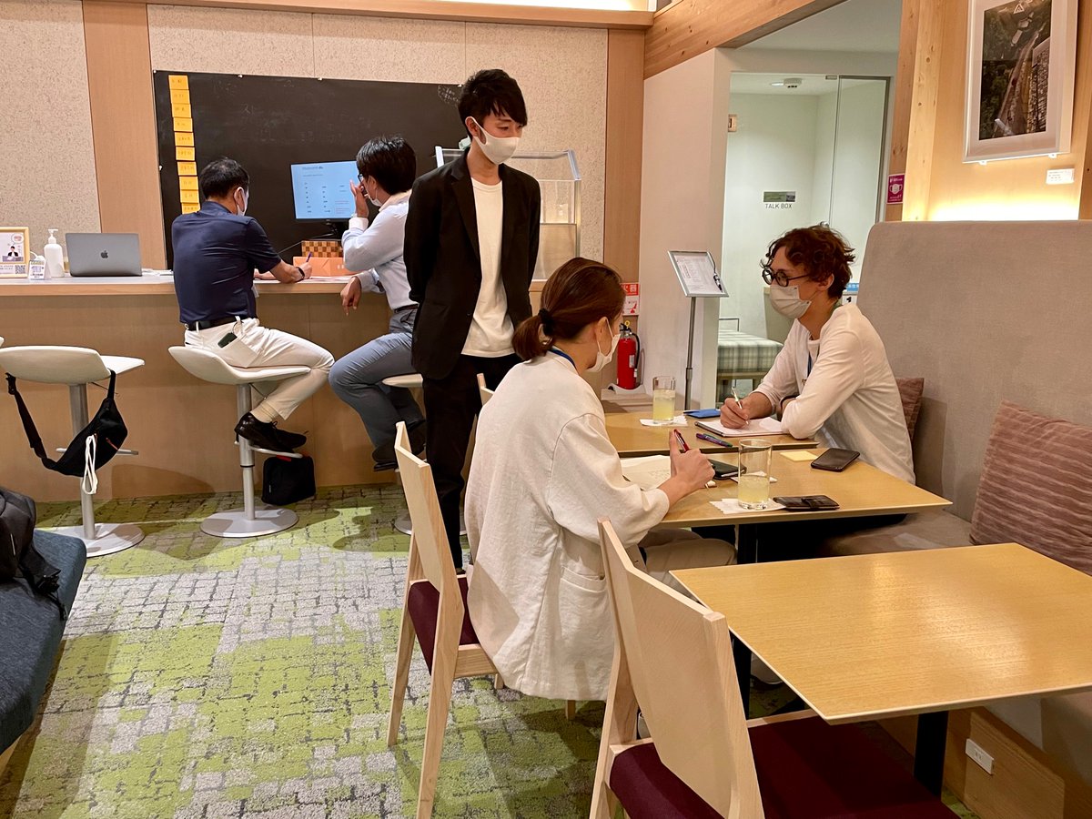 onthe_umeda's tweet photo. こんばんは🌙
ブランドの起点は「らしさ」から〜ブランディングワークショップ（自分らしさ構築編）
いよいよ明日(10/30)、14:00~16:00開催です😊
お席も埋まってきております！
お申し込がお済みでない方はお早めに！
※写真は前回の様子です✨
https://t.co/FWKDNW4Aqa https://t.co/ANUwOeQBRx