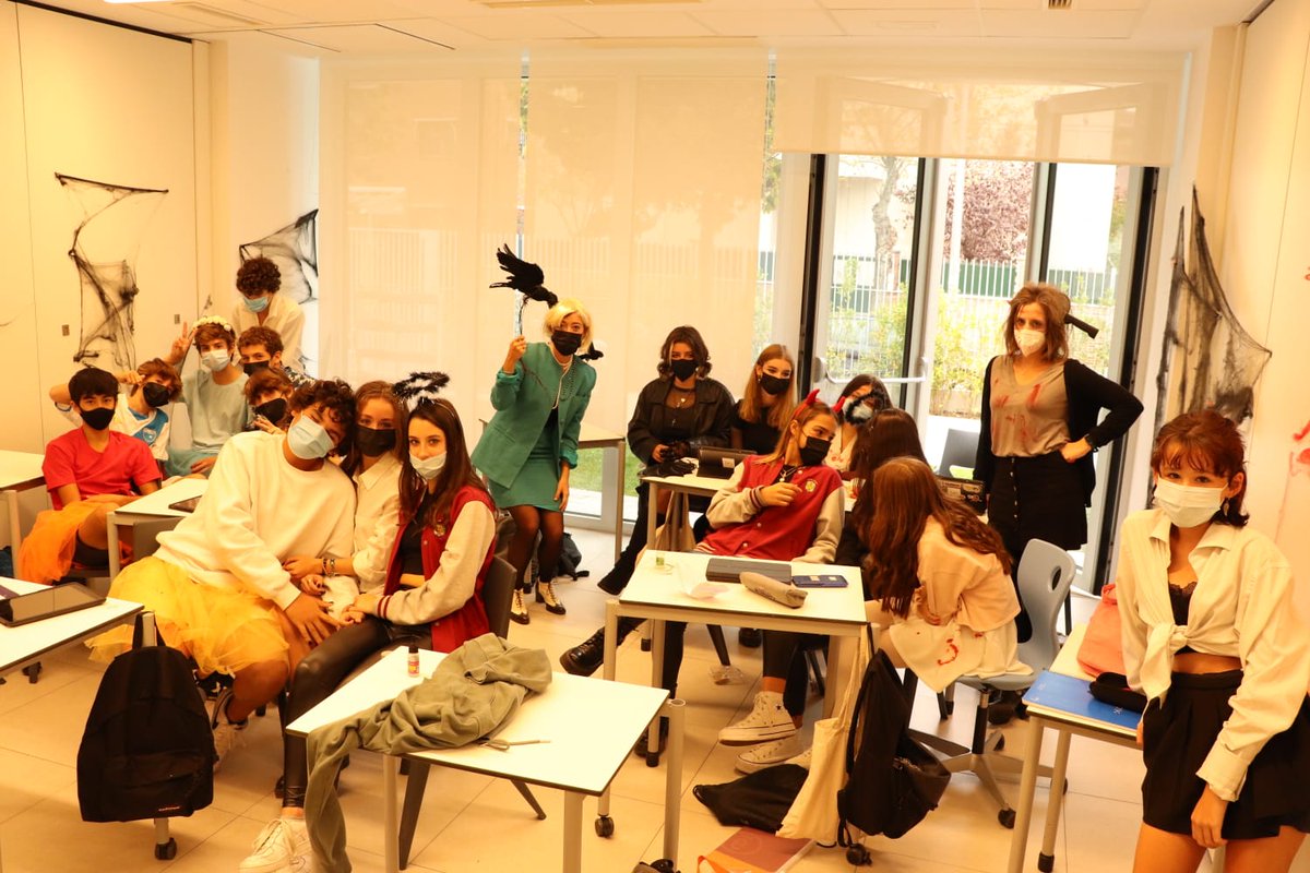 Colegio_Brains's tweet photo. ¡Hoy celebramos #Halloween en Brains María Lombillo y en Primaria hemos tenido un concurso de lámparas! ¿Cuál será la más terrorífica? #Educación https://t.co/wRlgNLSeIa