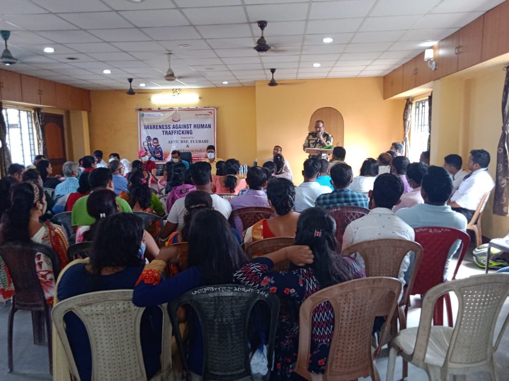 BSFNBFTR's tweet photo. #FirstLineOfDefence
#BSF NB_FTR:An awareness #Campaign against #HumanTrafficking was organized by AHTU @BSFNBFTR in association with #WorldVisionIndia (NGO)on 28Oct’21 at Gram Panchayat Community Hall for #border residing population near BOP Fulbari,Siliguri(WB).
@HMOIndia
@ANI https://t.co/eU8XwAJ21j