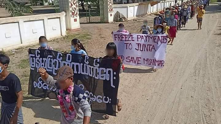 TheKiaThuta's tweet photo. Locals of Eastern Yinmarpin &amp; Northern Salingyi Tsp staged a marching strike in defiance of Genocidal Dictatorship as 233rd executive days of protest. “Freeze payments to Junta &amp; Save Myanmar” #WarCrimesOfJunta #Oct29Coup   #WhatsHappeningInMyanmar https://t.co/PtUgYjR1jC