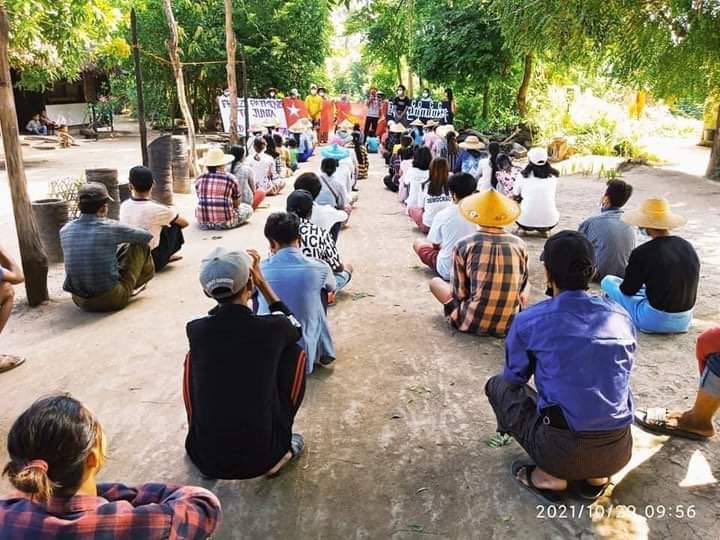 TheKiaThuta's tweet photo. Locals of Eastern Yinmarpin &amp; Northern Salingyi Tsp staged a marching strike in defiance of Genocidal Dictatorship as 233rd executive days of protest. “Freeze payments to Junta &amp; Save Myanmar” #WarCrimesOfJunta #Oct29Coup   #WhatsHappeningInMyanmar https://t.co/PtUgYjR1jC