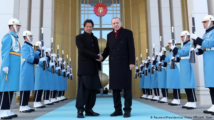 PakDefForum's tweet photo. Pakistan, H.E.'ye en iyi dileklerini gönderiyor.  
Recep Tayyip Erdoğan ve kardeş #Türkiye milleti Cumhuriyet Bayramı'nda.
#Pakistan 🇵🇰🇹🇷 #Turkey https://t.co/xpCDssD4KO