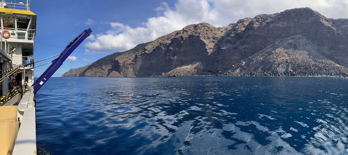 WATER_IOS_CSIC's tweet photo. Dentro de la campaña @VulcanaIEO ⛴en La Palma 🌋a bordo del #AngelesAlvarino hoy realizamos las estaciones control ✔️para comparar con las realizadas próximas al delta de lava🪨
@IEOoceanografia @CSIC @WATER_IOS_CSIC #FuerzaLaPalma    #ErupcionLaPalma #CumbreVieja #VolcanLaPalma https://t.co/HFDkrvyw72