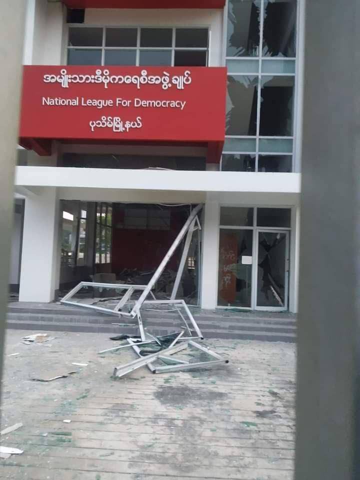 SAC terrorists destroyed &amp; exploded NLD office in ward 5, in front of Police Station &amp; Fire Station around 3am during curfew time in Pathein Tsp, Ayeyawaddy.
#WarCrimesOfJunta
#Oct29Coup  
#WhatsHappeningInMyanmar