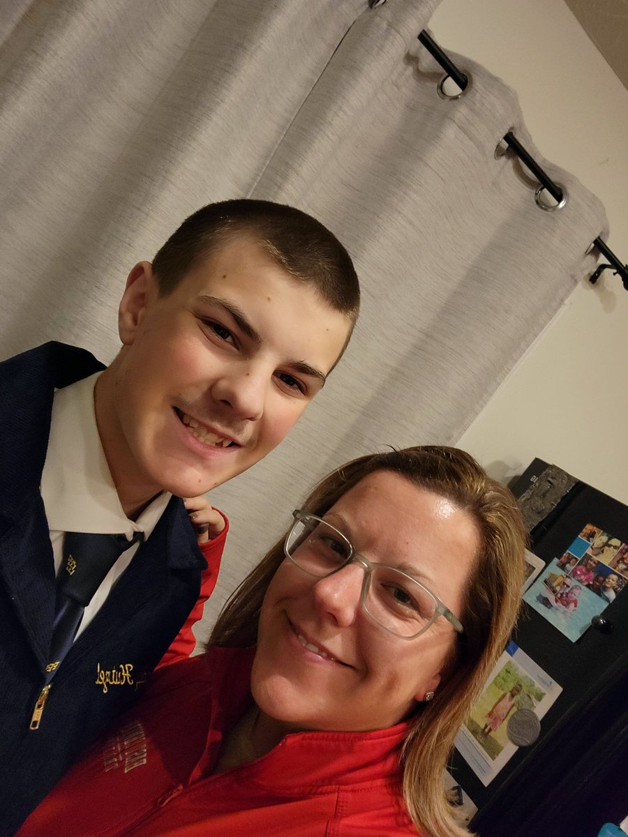 kristahutzel's tweet photo. Here at EC every kid has a home. Thanks for all you do Mr. J and Mr. Snider. #echsffa #proudffamom #WatchSunmanDearborn @tblacksunmande1 https://t.co/hwXr5M5NHz