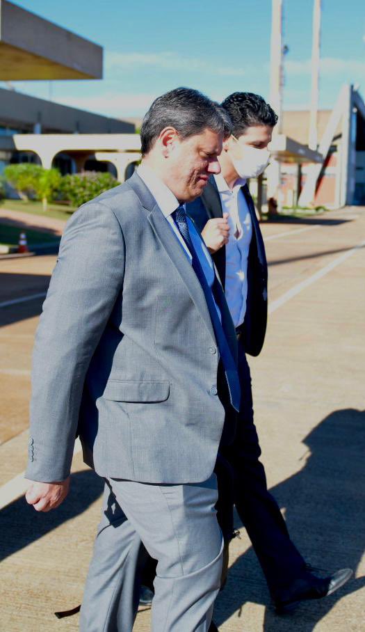 marcelosampaio's tweet photo. Bom dia! A caminho de SP, junto ao ministro @tarcisiogdf, para bater o martelo no maior leilão rodoviário do @govbr - Nova Dutra BR-116/101/SP/RJ. Voltaremos com R$ 15 bilhões contratados para transformar os mais de 600 km de pista e assegurar cerca de 400 mil empregos. 🔨🇧🇷 https://t.co/q3PAxVxD1d