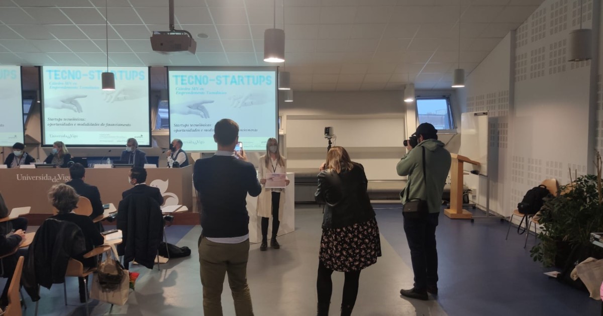 Enhorabuena a nuestra compañera Raquel Román que acabar de ser reconocida en los #premiosCatedraMN 2019/20 por el proyecto 'Detección de sincronización audiovisual utilizando Deep Learning', ganador del 1º accésit na cat. de Trabajo Fin de Grado #TFG <a href="/EETelecoVigo/">E.E. Teleco Vigo</a>