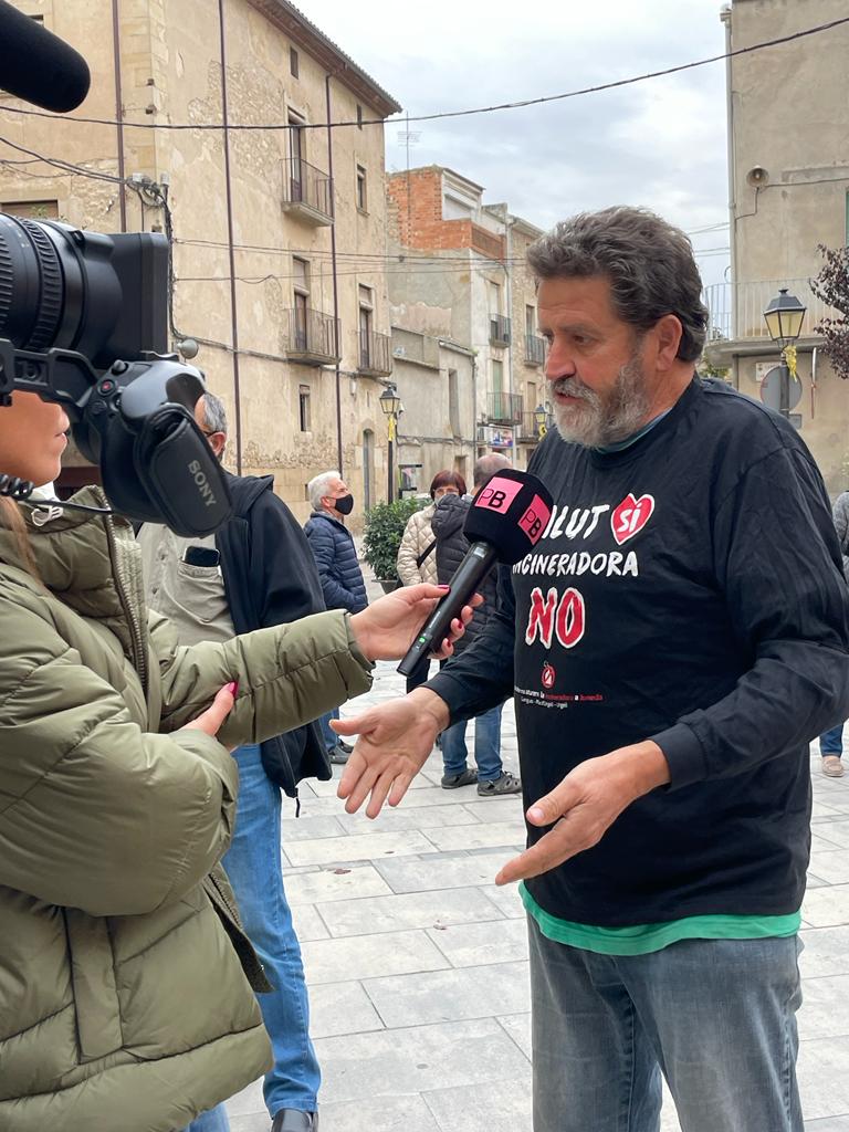 PJuneda's tweet photo. Planta Baixa de TV3. 
De nou avui denunciem el projecte de la INCINERADORA a Juneda.
Els purins són un greu problema a gran part de Catalunya i també els residus urbans. 
Dos problemes que han de seguir camins diferents. 
De cap manera INCINERAR soluciona les dues coses. https://t.co/oIl7QH7NCh