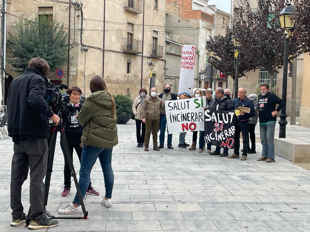 PJuneda's tweet photo. Planta Baixa de TV3. 
De nou avui denunciem el projecte de la INCINERADORA a Juneda.
Els purins són un greu problema a gran part de Catalunya i també els residus urbans. 
Dos problemes que han de seguir camins diferents. 
De cap manera INCINERAR soluciona les dues coses. https://t.co/oIl7QH7NCh