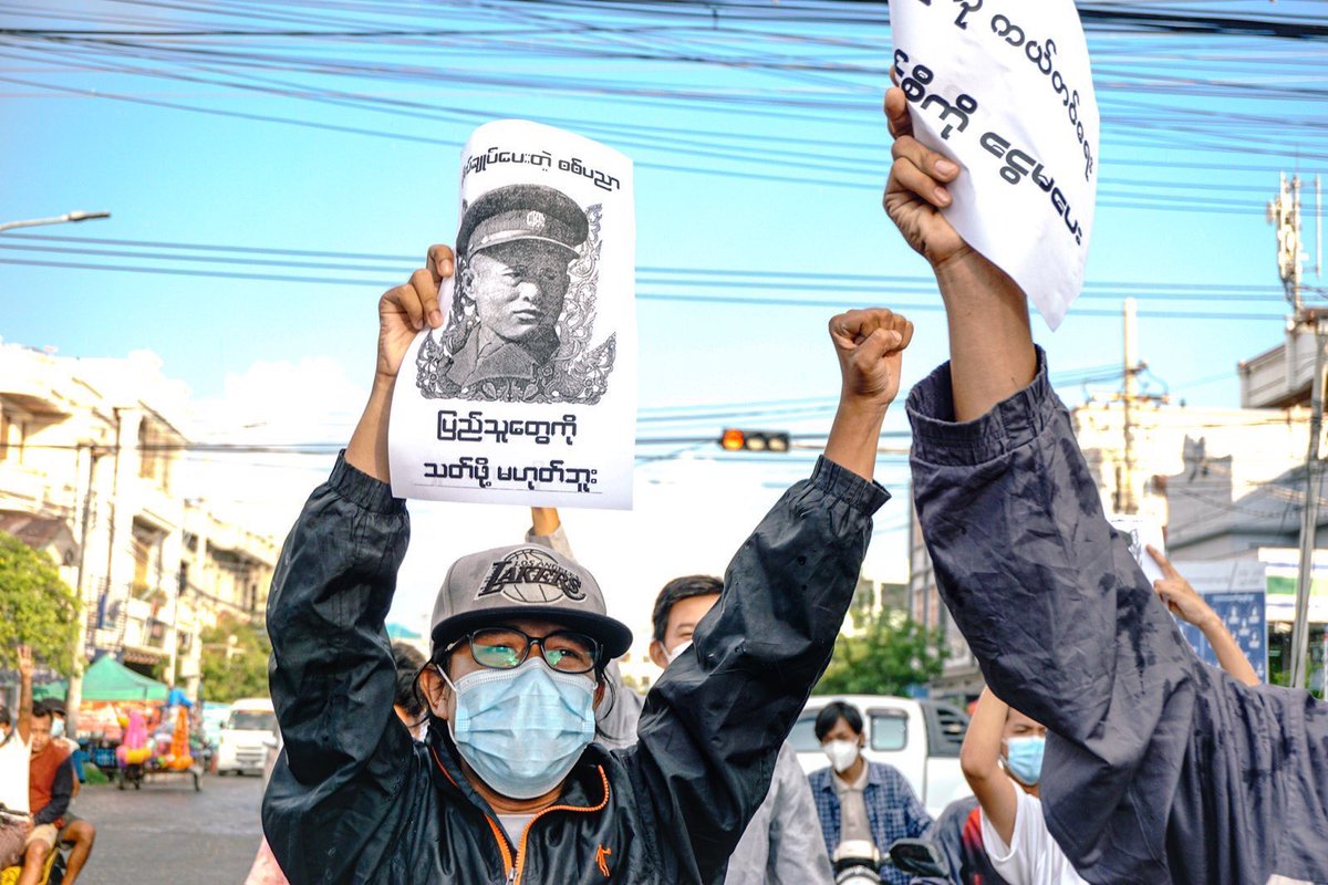 hmaburma's tweet photo. ယနေ့ မန္တလေးမြို့ရဲ့ တော်လှန်ရေးသမိုင်းဝင် မနော်ဟရီလမ်းမထက်ရဲ့ စစ်ခွေးများတပ်စွဲရာအနီးမှာ ခွပ်ဒေါင်းအောင်လံတော်အား ကိုင်ဆွဲ၍ သပိတ်တိုက်ပွဲဝင်ခဲ့ကြတဲ့ မန္တလေးမြို့အခြေစိုက် တက္ကသိုလ်ကျောင်းသားသမဂ္ဂများ သပိတ်စစ်ကြောင်း

#အရေးတော်ပုံ_အောင်ရမည်
#WhatsHappeningInMyanmar https://t.co/YRGxU0p1vW