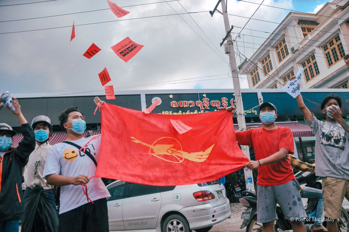 hmaburma's tweet photo. ယနေ့ မန္တလေးမြို့ရဲ့ တော်လှန်ရေးသမိုင်းဝင် မနော်ဟရီလမ်းမထက်ရဲ့ စစ်ခွေးများတပ်စွဲရာအနီးမှာ ခွပ်ဒေါင်းအောင်လံတော်အား ကိုင်ဆွဲ၍ သပိတ်တိုက်ပွဲဝင်ခဲ့ကြတဲ့ မန္တလေးမြို့အခြေစိုက် တက္ကသိုလ်ကျောင်းသားသမဂ္ဂများ သပိတ်စစ်ကြောင်း

#အရေးတော်ပုံ_အောင်ရမည်
#WhatsHappeningInMyanmar https://t.co/YRGxU0p1vW