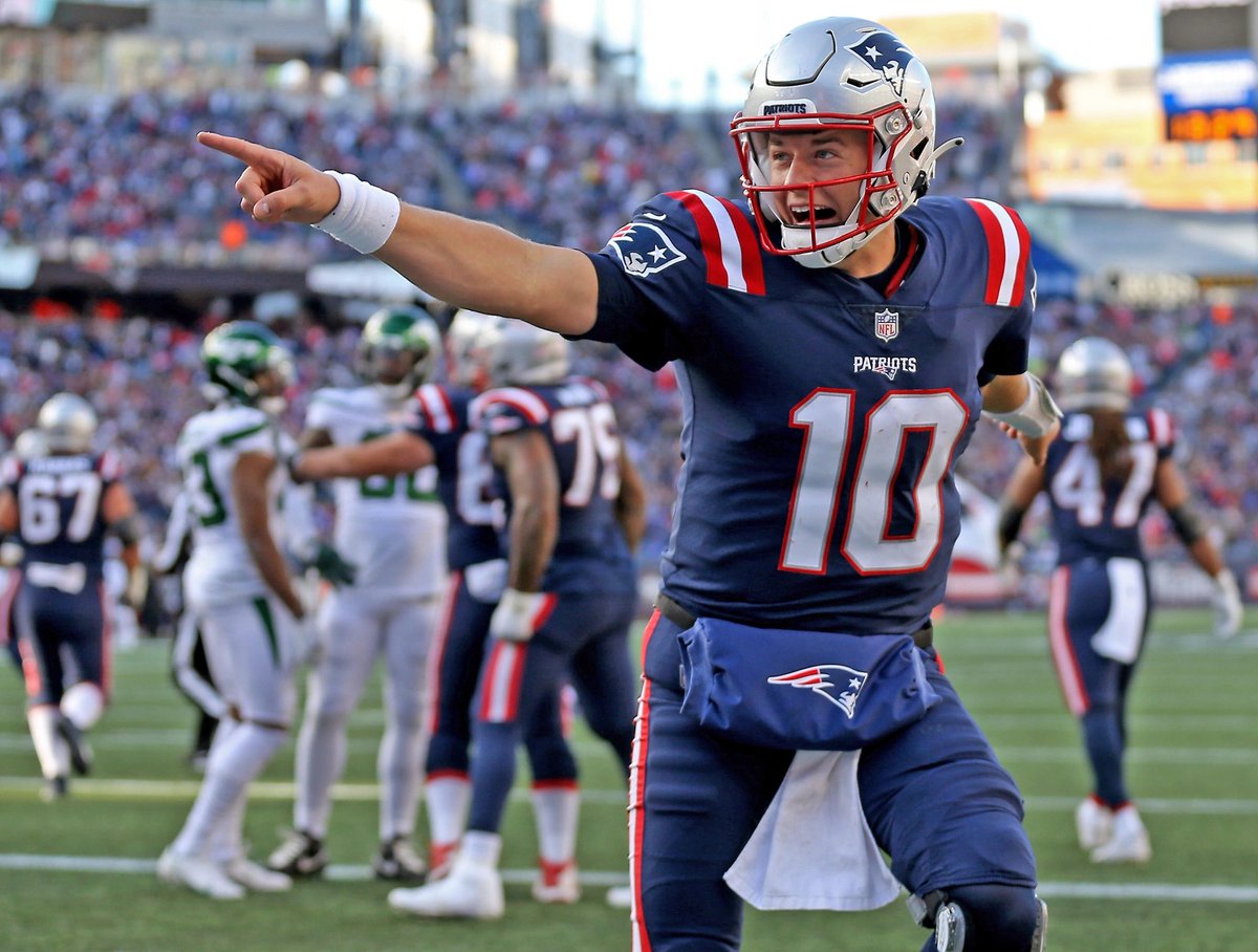 sadbostonfan's tweet image. With 79,701 passing yards on Sunday against the Chargers, Mac Jones would break Tom Brady’s all time passing record assuming Brady throws for 0 yards. 🤯