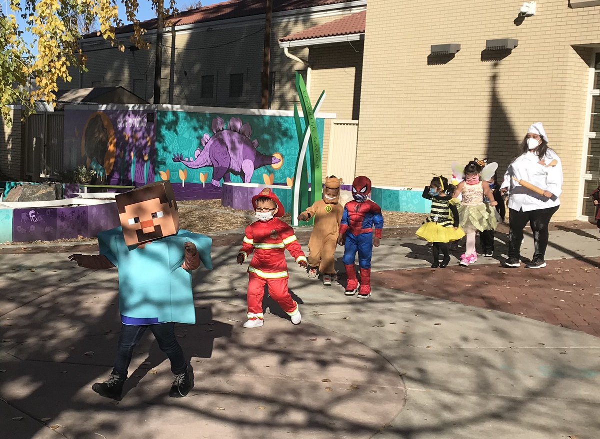 HarrisBilingual's tweet photo. ¡El otoño está aquí! Fall is here!!! https://t.co/ASwL5nJHE5