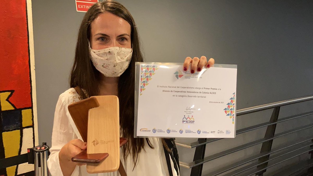 fomentocolsuiza's tweet photo. premio en desarrollo territorial.
Este galardón nos motiva trabajar en la cancha con los socios en busca de una más y  mejor producción agropecuaria.
Fomento Colonia Suiza.
Fomento de TODOS.
#FomentoColoniaSuiza #Alcico
@inacoop https://t.co/9KssNS3EYP