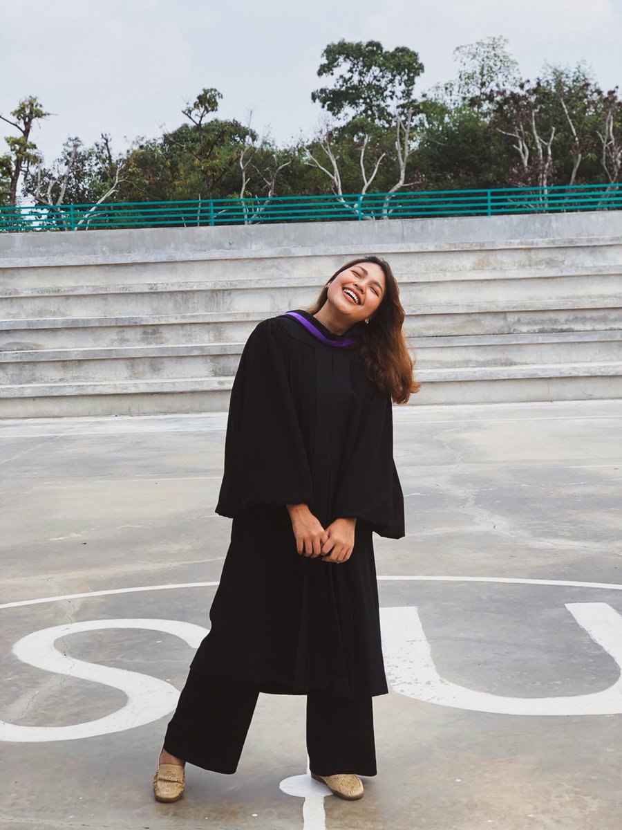 เมื่อเข้ามีคนมาซื้อของที่ร้านแล้วพูดกับพ่อเราว่า เอ้า ลูกสาวอยู่แต่บ้านไม่ทำงานหรอ พ่อเลยบอกว่า เค้าอบขนมปังอยู่ที่บ้าน เค้าตอบกลับมาว่า อ่าว งั้นที่เรียนมาก็ไม่มีประโยชน์เลยสิ แล้วมันจะขายได้สักเท่าไหร่ ทำงานไม่ตรงสายเนี่ย ลูกเราเรียนหมอไงก็เลยทำตรงสาย -_- ต่อ