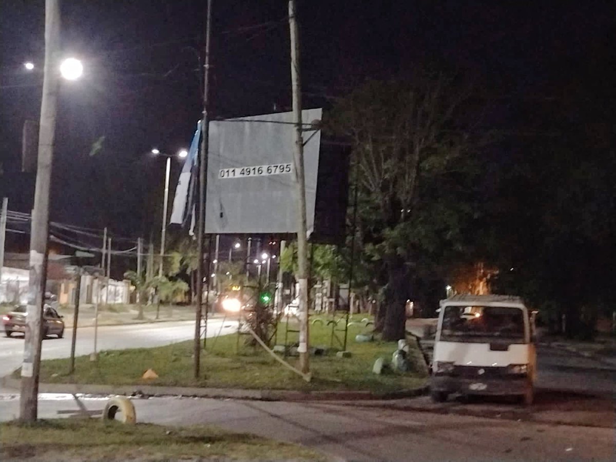 coppolaleonardo's tweet photo. JUNTOS VAMOS A VENCER EL MIEDO.

"Hola Fer, sabes que recién sacaron el otro cartel de Leo. Un compañero los vio, les dijo y lo bardearon pero sacó esta foto. Lo subieron a esa camioneta".

¡Ahora también se los roban!

NO PODRAN DOBLEGAR NUESTRA VOLUNTAD 💪

#JuntosMoreno https://t.co/7Y9uNJP3h7