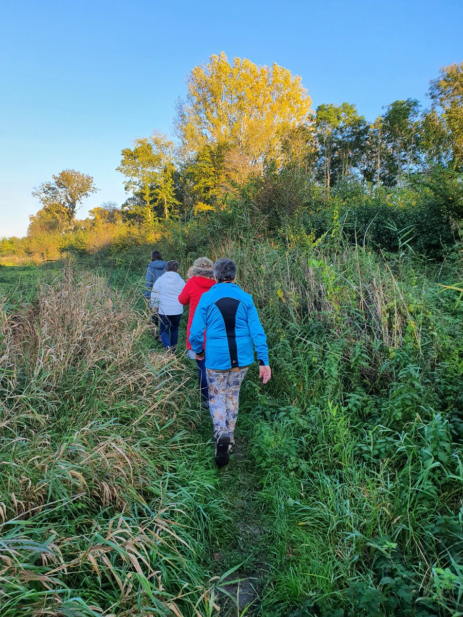 De ambassadeurs v/h landschap IJsseldelta werden in Zalk bijgepraat over toeristische ontwikkelingen en wandelden o.l.v. enthousiaste gidsen van Dorpsbelangen Zalk het prachtige Laarzenpad!