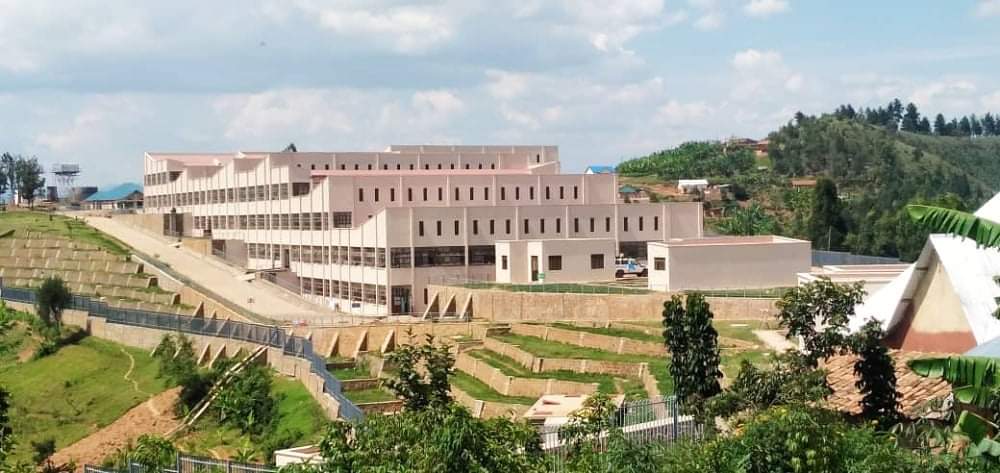 MurekeziLucky's tweet photo. Iyi ntabwo Ari White House ni ibitaro bimaze kubakwa I Nyabikenke, abahatuye bavuga ko baruhutse imisozi ya Ndiza na Marangara bagiye kwivuriza I Kabgayi mu Karere ka Muhanga
Kudos #MoH Kudos #GovR https://t.co/TITHVosiHv