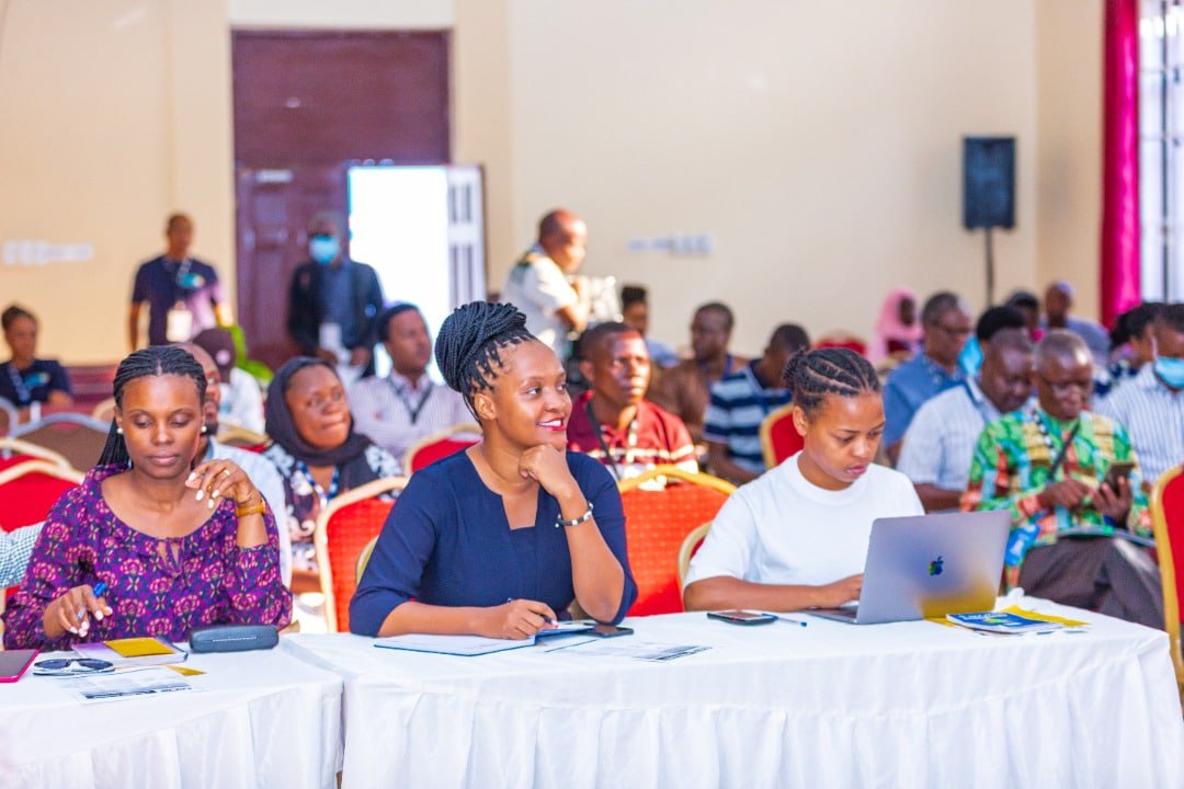 MediaConvergecy's tweet photo. Matukio katika picha wakati #MediaConvergency ikiwasilisha katika #WikiYaAzaki2021 juu ya umuhimu wa Azaki za Kiraia kuendeshwa Kidijitali ikiwa imewezeshwa na @FCSTZ na @Twaweza_NiSisi. Media Convergency ni wadau na wahamasishaji wa matumizi ya #MifumoYaKidijitali #CSOWeek2021. https://t.co/ZrPd7M5SgP