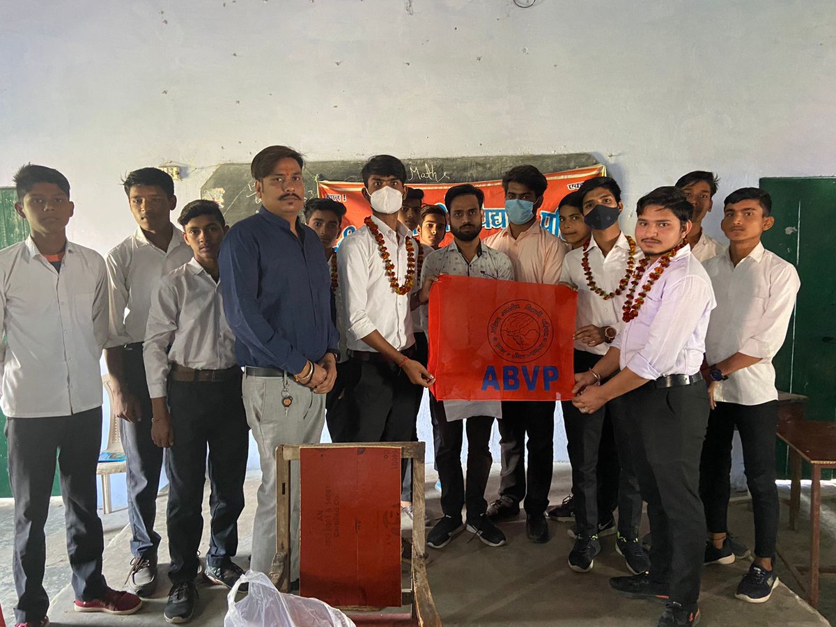 abvphathrasbraj's tweet photo. अखिल भारतीय विद्यार्थी परिषद हाथरस द्वारा शहर के DRB इंटर कॉलेज में विद्यालय की नवीन कार्यकारिणी का गठन किया गया। इस अवसर पर प्रांत सह सोशल मीडिया संयोजक विकास शर्मा जी, नगर विस्तारक राज मिश्रा जी तथा हाथरस नगर मंत्री गौरव रावत जी उपस्थित रहे।
#ABVPBraj
#ABVPHathras https://t.co/Qle01yua2B