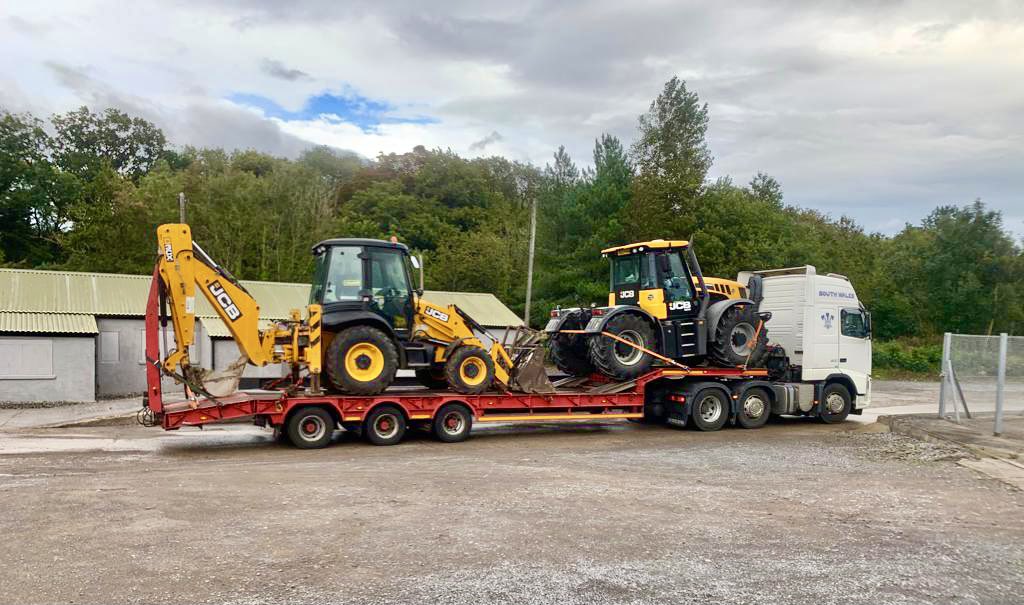 DKSLimited's tweet photo. As we are a business that covers the whole of the UK it is important to us that we can reactive quickly to moving our kit to meet our customers’ requirements. 🇬🇧 
Photos from a busy summer showing our transport capabilities.
Thank you for the support from John Thomas. #transport https://t.co/DvWokVQhAc