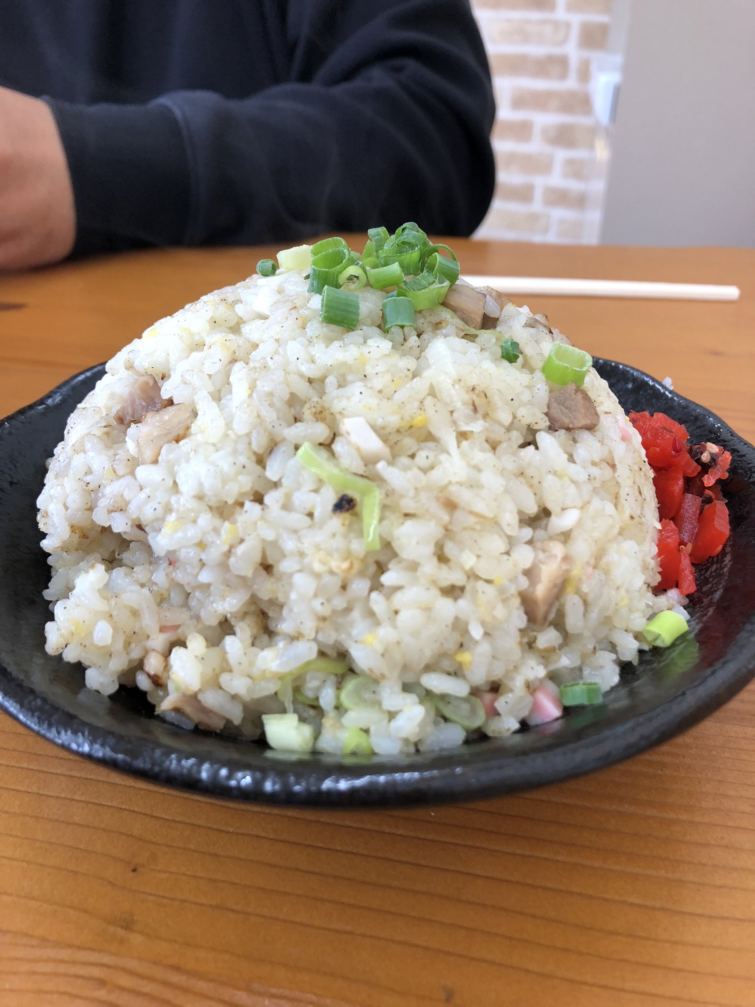 しのぴー 秋田県横手市 山内食堂 にんにく醤油唐揚げ 850 半チャーハン 250 写真じゃ伝わらないボリューム 唐揚げはモモ肉２枚分くらい ご飯はどんぶり これ中盛 チャーハンはよその普通盛りくらい チャーハンの値段よ 唐揚げ定食は唐揚げ2個とご飯半分