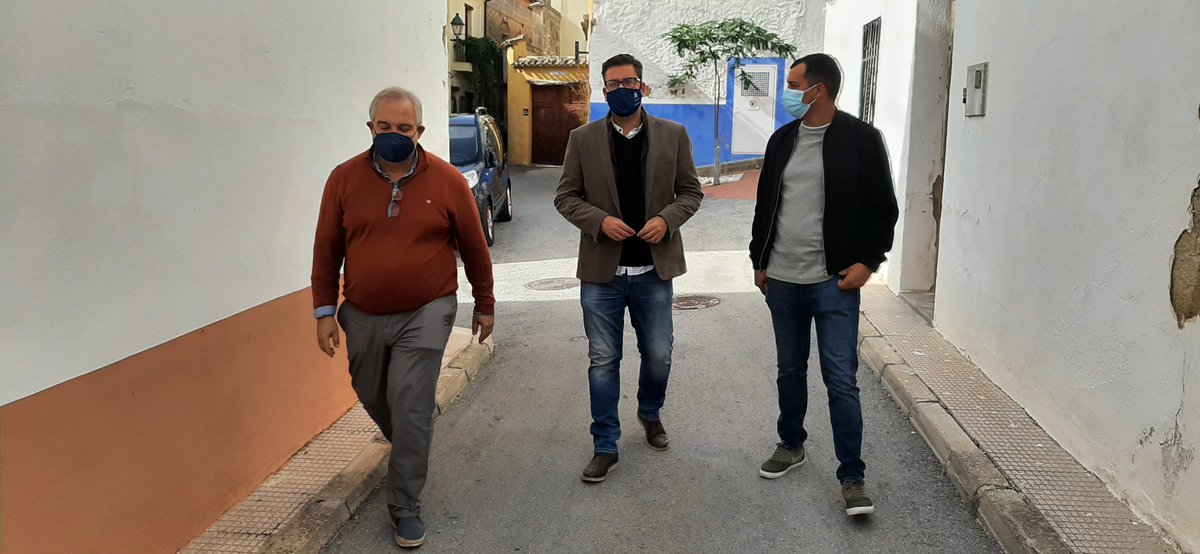 dipuAlicante's tweet photo. La @dipuAlicante subvenciona la reforma de la Casa de Cultura de #Benimeli con una inversión de 142.500 euros 👷♂️
El diputado de #Infraestructuras @JaviGutierrezCs visita el municipio, acompañado por el segundo teniente de Alcalde @abel_lull 🧱 https://t.co/Om3Of17g3X