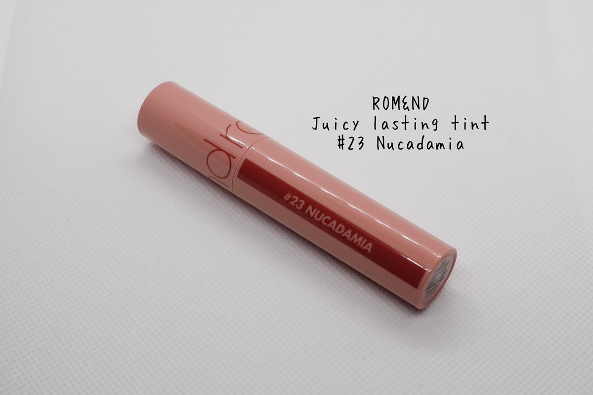 poompoomreview's tweet photo. ROM&amp;ND - Juicy lasting tint
#23 Nucadamia ใครมาสายลิปสีโทนตุ่นบอกเลยว่าของมันต้องมี เนื้อดี ชุ่มชื่น ติดทนในระดับที่ถือว่าดี เอาไปเลย 10/10 จ้า

#poompoomreview #ใช้ดีบอกต่อ https://t.co/aWi7AwTECV