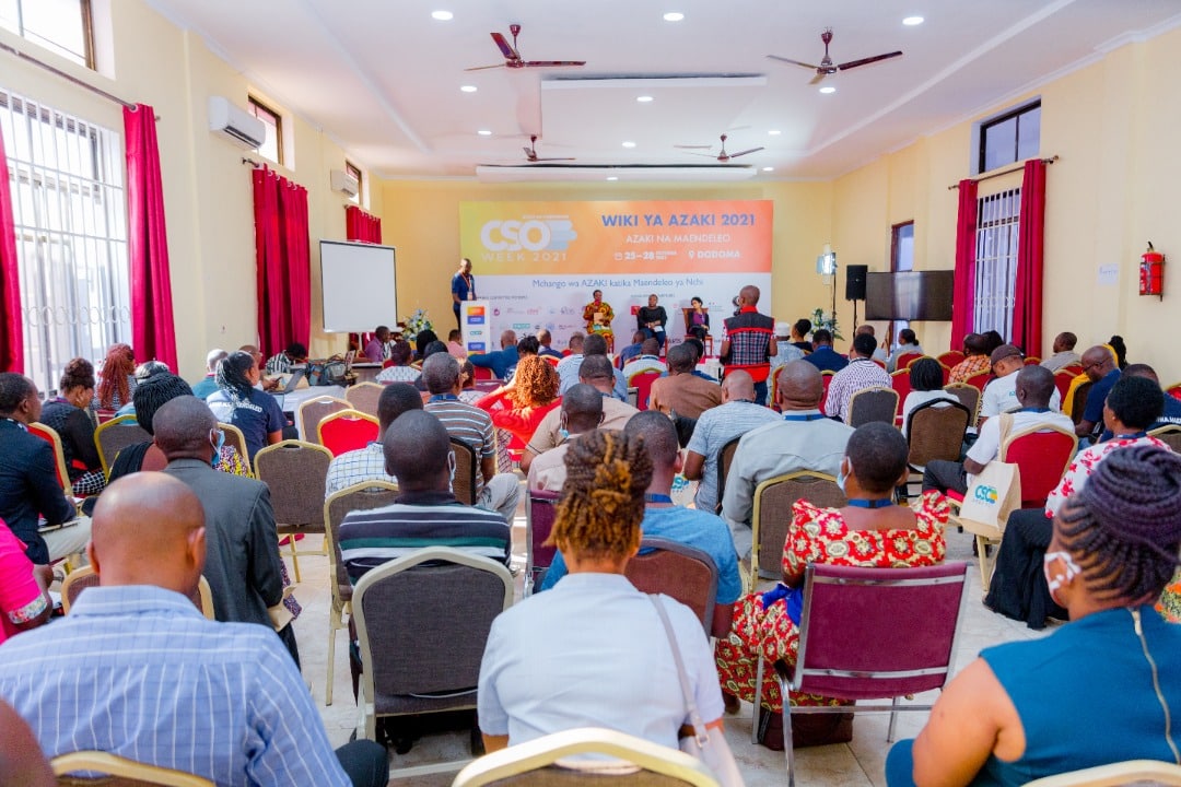 MediaConvergecy's tweet photo. Matukio katika picha wakati #MediaConvergency ikiwasilisha katika #WikiYaAzaki2021 juu ya umuhimu wa Azaki za Kiraia kuendeshwa Kidijitali ikiwa imewezeshwa na @FCSTZ na @Twaweza_NiSisi. Media Convergency ni wadau na wahamasishaji wa matumizi ya #MifumoYaKidijitali #CSOWeek2021 https://t.co/6J3RAg2rBF