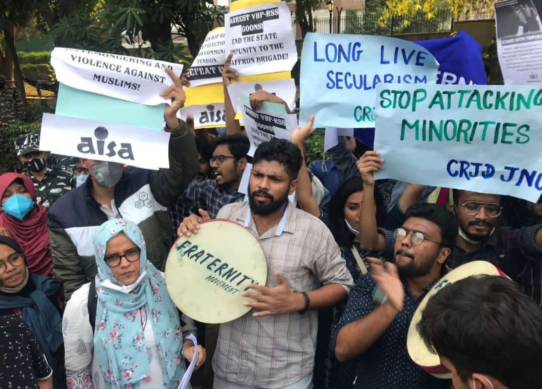pathan_sumaya's tweet photo. Delhi police arrested student union leaders for protesting against #TripuraRiots at Tripura Bhavan.

#SaveTripuraMuslims https://t.co/yeWHuKdi0s