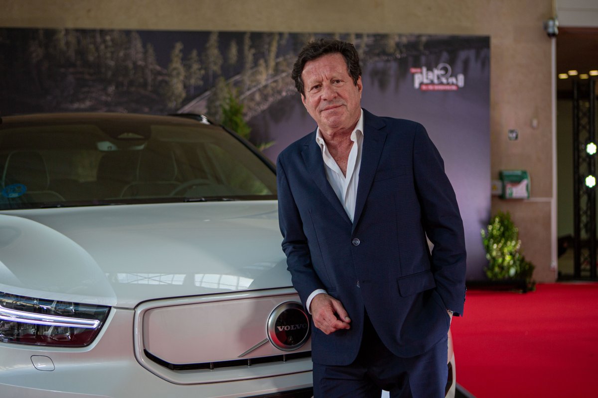 PremiosPLATINO's tweet photo. Estamos orgullosos de nuestras culturas iberoamericanas, y por eso las celebramos con los #PremiosPLATINO2021 junto a @volvocares , orgullosos de su herencia en seguridad y constantes innovadores en el cuidado del medioambiente con su gama de eléctricos 👏 https://t.co/eVtA8AyaIm