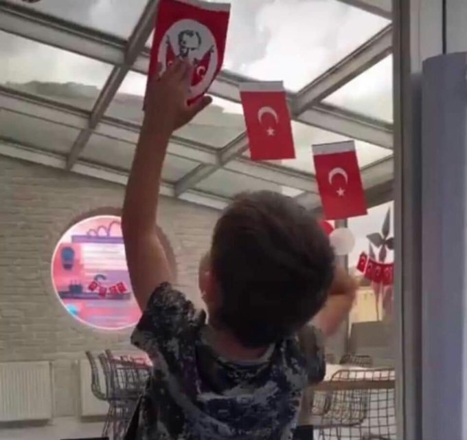 musleratavratt's tweet photo. Kailash evde türk bayrakları asıyor, Muslera ailesi bu anlamlı günü yaşayarak kutluyor.. https://t.co/qslQzwF91j