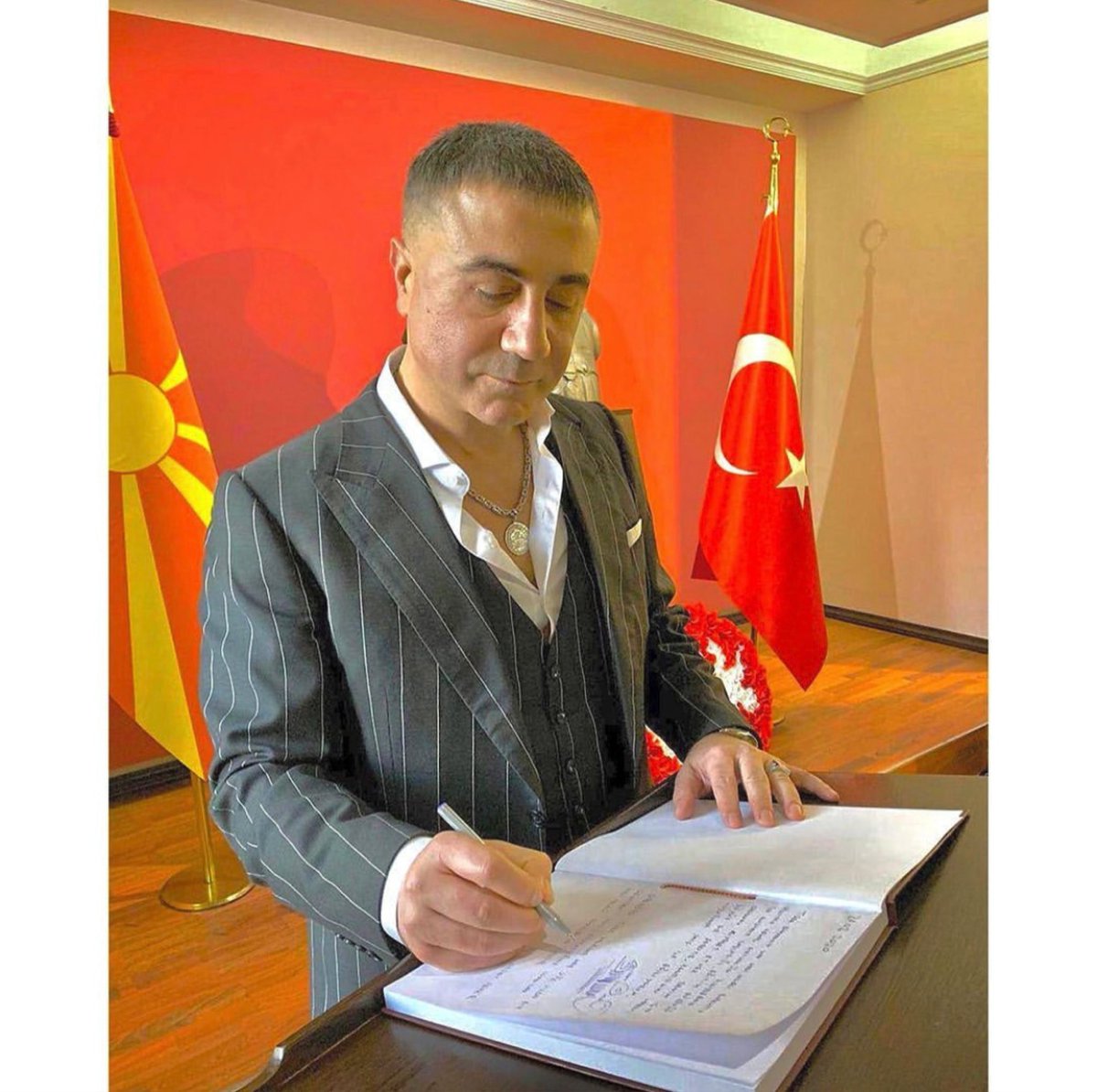 sedat_peker's tweet photo. Baldızla yapılan cinsel ilişkinin nikahı bozmayacağı fetvasını verecek kadar namussuz olanlar, kendilerine bağımsız bir ülke bırakan Gökbörü Atatürk’ü 29 Ekim’de anmayacak kadar vefasız, hain ve tabii ki kahpe olacaklardır.
#29Ekim https://t.co/lsQCkNAXQb