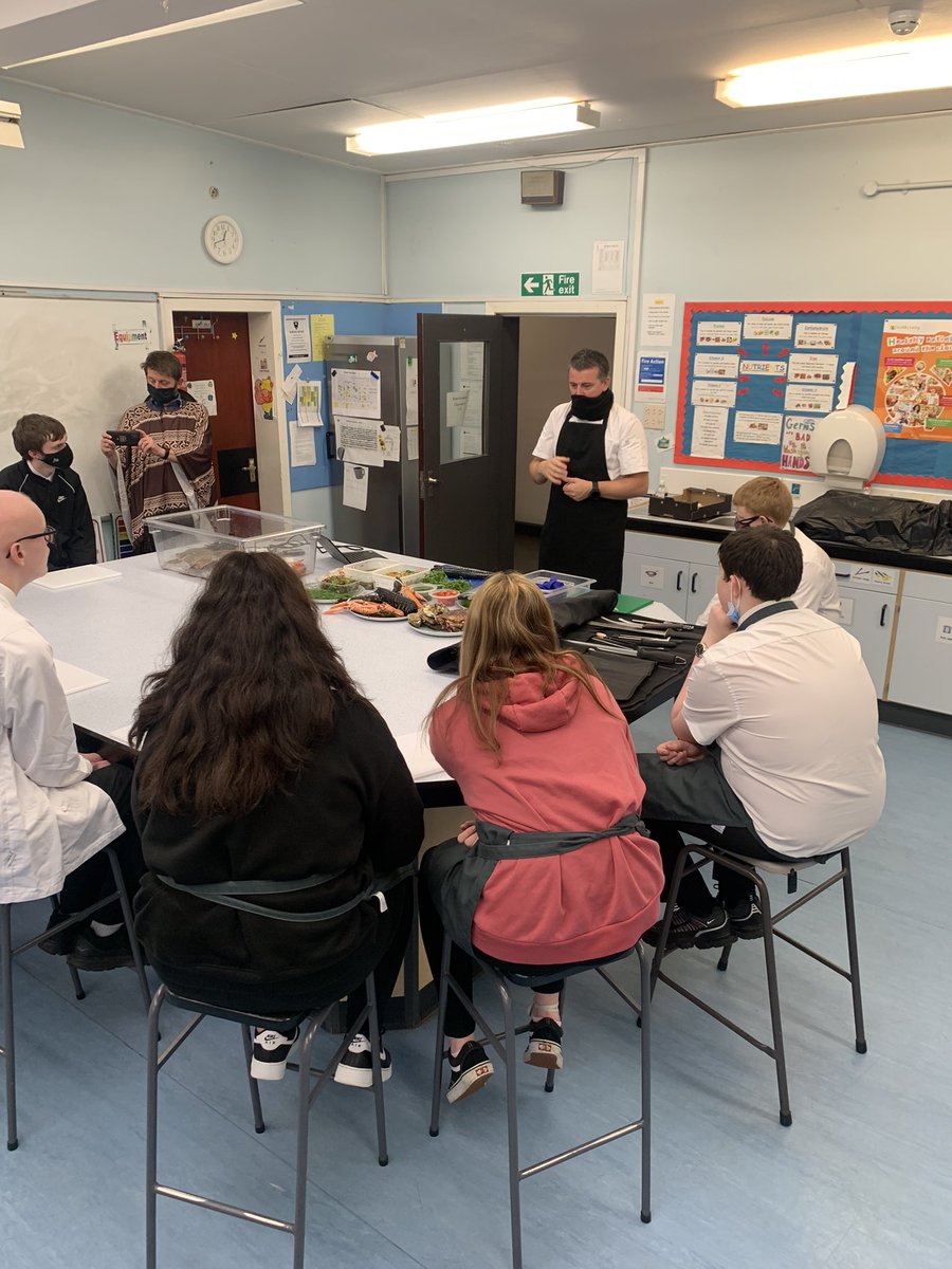 #FoodSchoolScotland trainees are round the chefs table 🧑‍🍳 
@Parkhill375 @Stephwade_Glas @EnterAcadPark @mrlpepin @HiMhairi
