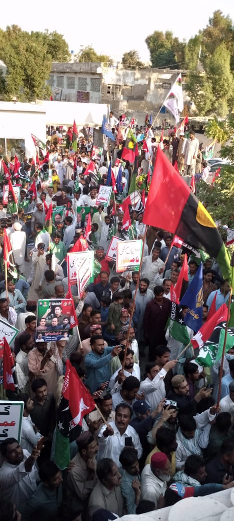 ImtiazshaikhMPA's tweet photo. پاکستان پیپلزپارٹی کے چیئرمین بلاول بھٹو زرداری کی ہدایت شکارپور کی باشعور عوام مہنگائی اور بے روزگاری کے خلاف احتجاج کرنے سڑکوں پر نکل آئی
 #MehngaPakistanNaManzoor https://t.co/tEj2S1jMoV